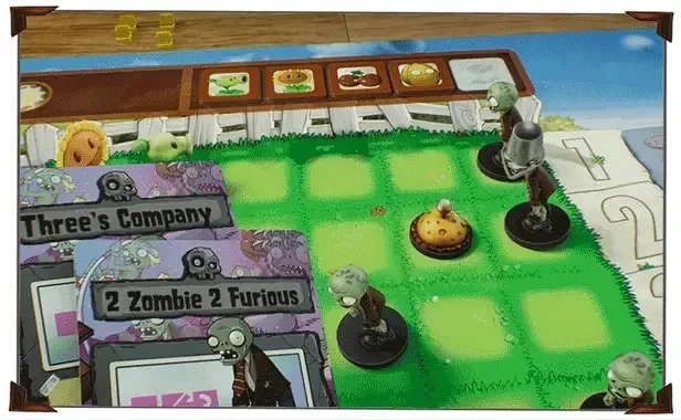 Die Zombies rücken über Karten wie „Three’s Company“ oder „2 Zombie 2 Furious“ vor. Auf fünf Bahnen müssen die Spieler ihre Pflanzen geschickt positionieren, damit keiner der Untoten das Haus erreicht.