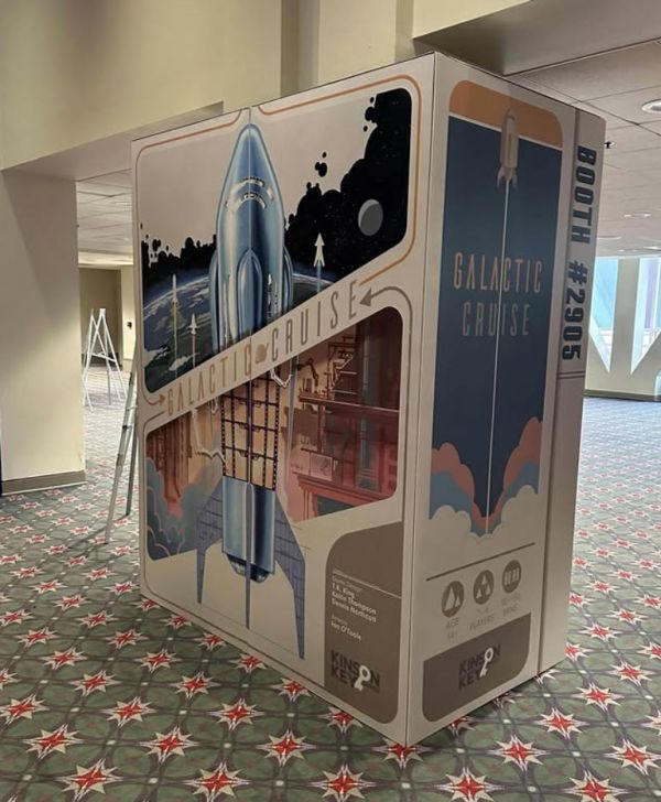 Omnipräsenz im Großformat: Die markante Galactic Cruise Box auf Messen und Conventions …