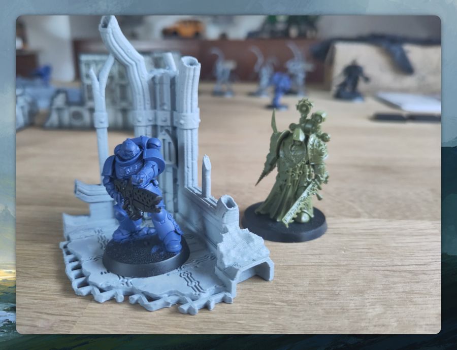 Zwei Warhammer 40K Minis an einer Ruine