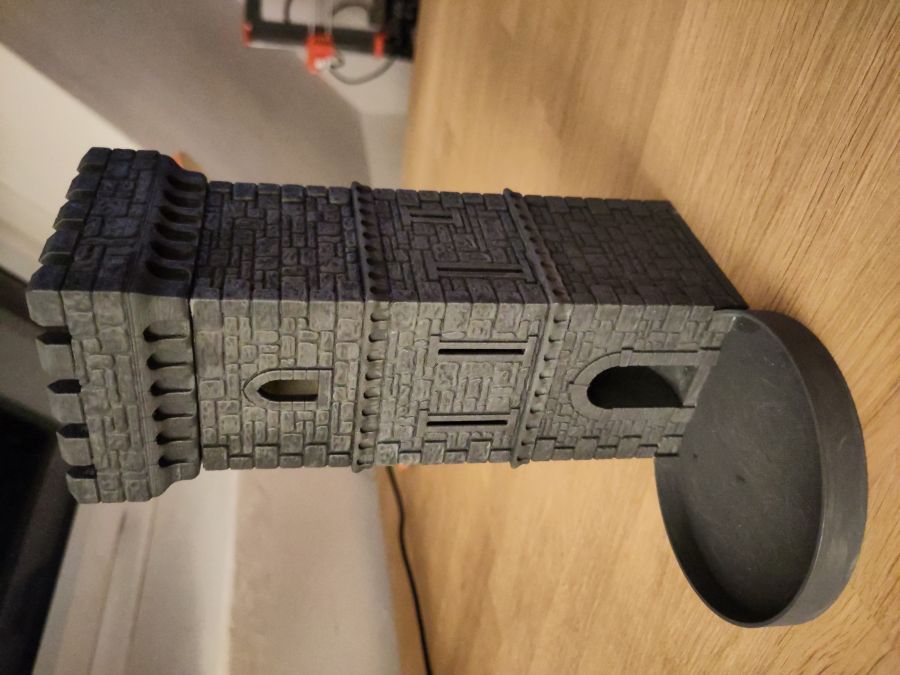 Foto von einem Dice-Tower aus dem 3D-Drucker. Die Orientierung des Fotos ist durch einen Bug fehlerhaft.