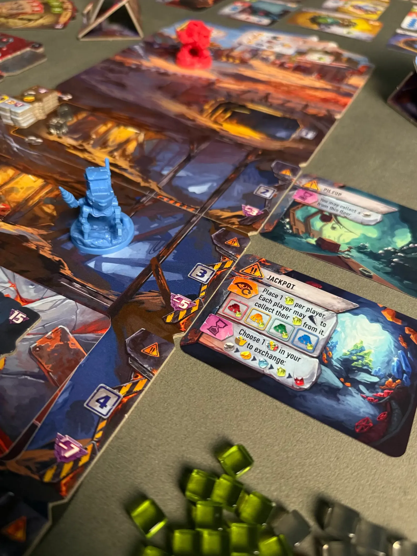 Ebene für Ebene arbeitet sich der Mech durch die Mine, während Ereigniskarten wie Pileup und Jackpot über Wohl und Wehe entscheiden.