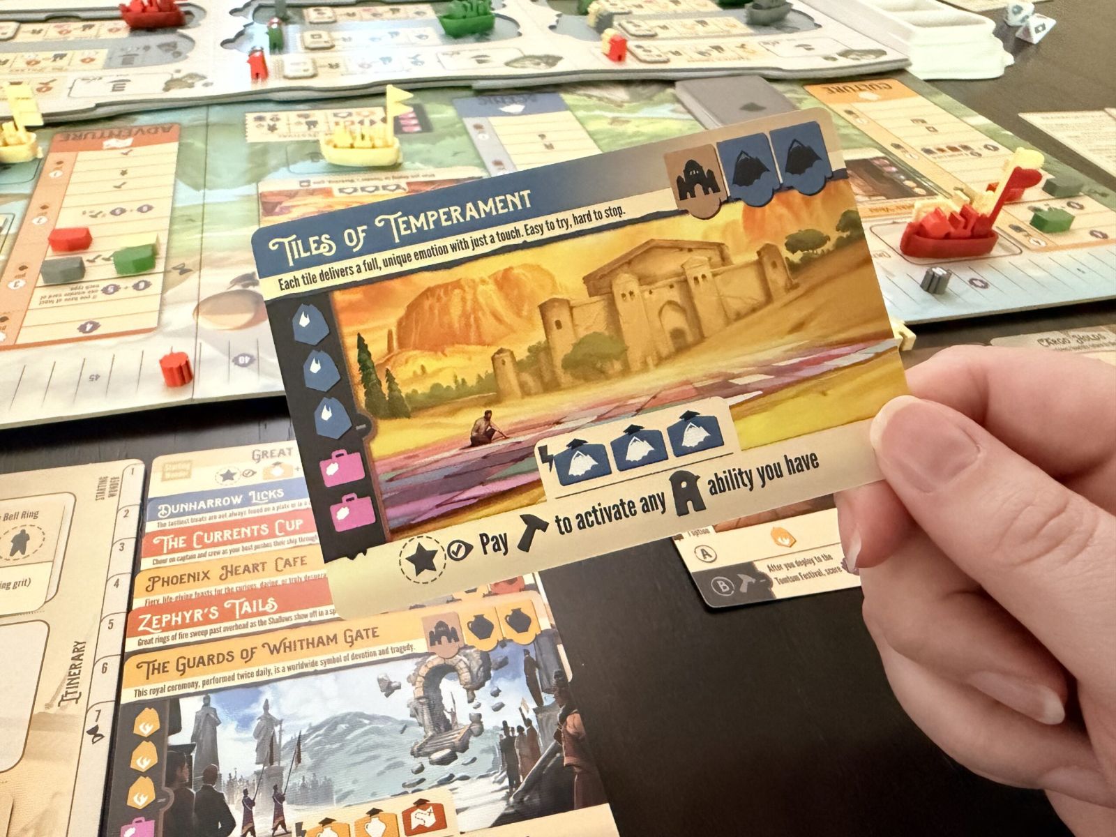Wunderkarten wie „Tiles of Temperament“ eröffnen zusätzliche Möglichkeiten und belohnen bestimmte Aktionen im Spiel.