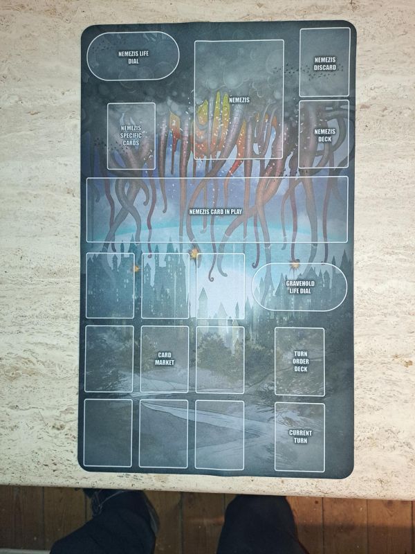 Nicht im Grundspiel dabei: Die Spielmatte. Hält den Tisch übersichtlich. Für mich die beste Zusatzinvestition